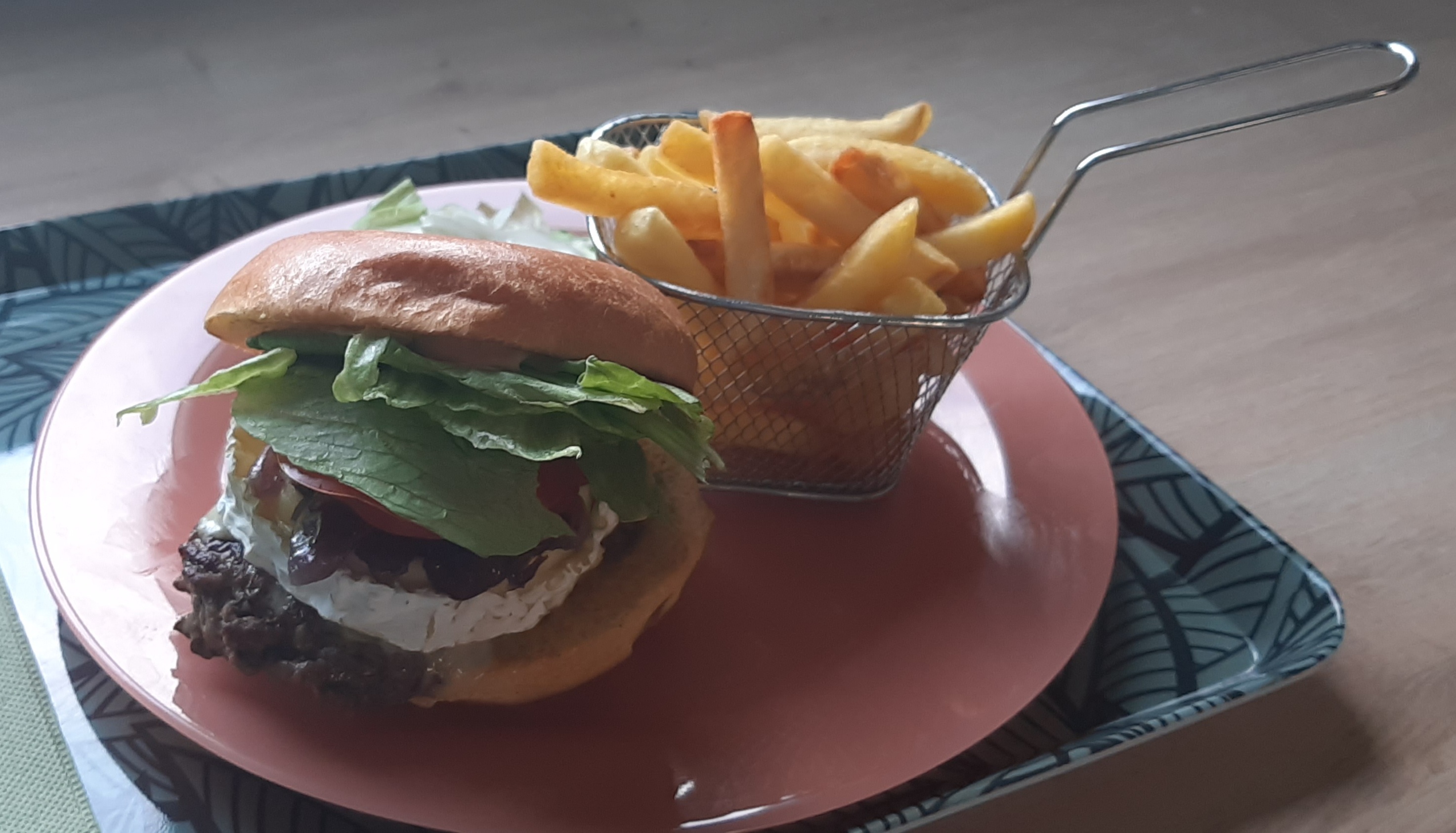 Photo de l'assiette contenant un Burger et une paniette de Frites